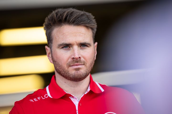 Oliver Rowland beobachtet das Geschehen in seinem roten Nissan Formula E Team-Poloshirt in Mexiko-Stadt.