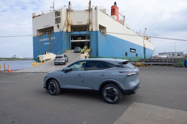 Nissan Qashqai fahren auf ein Autotransporter-Schiff