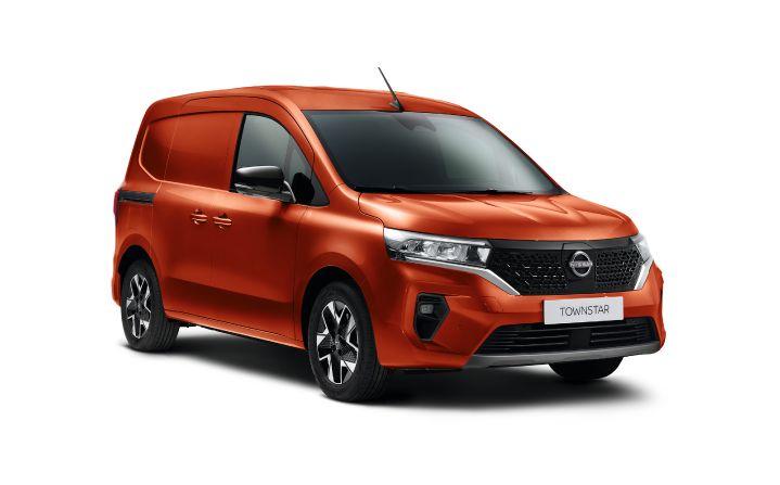 Nissan Townstar fourgon de couleur orangée de ¾ avant sur un fond blanc