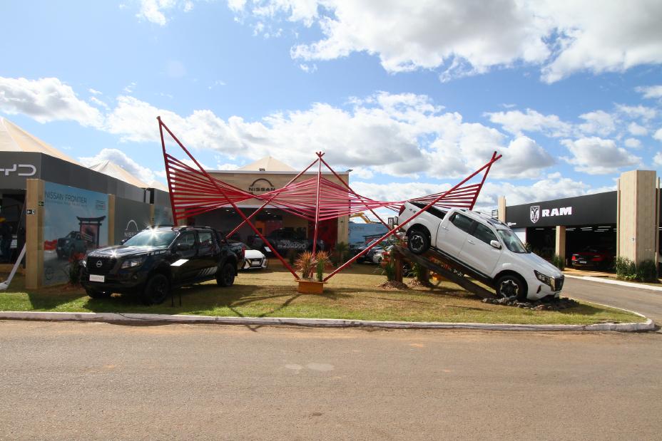 Imagem do estande da Nissan na Bahia Farm Show, vista da rua do pavilhãi