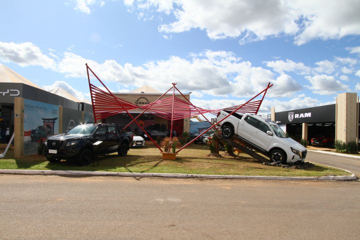 Imagem do estande da Nissan na Bahia Farm Show, vista da rua do pavilhãi