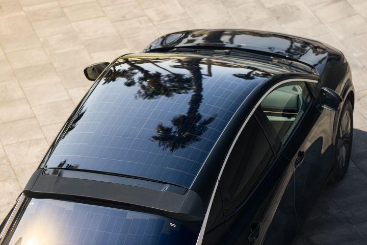 Blick von oben auf die Solarzellen in Dach und Rückfenster beim Nissan Ariya Concept mit Solartechnologie