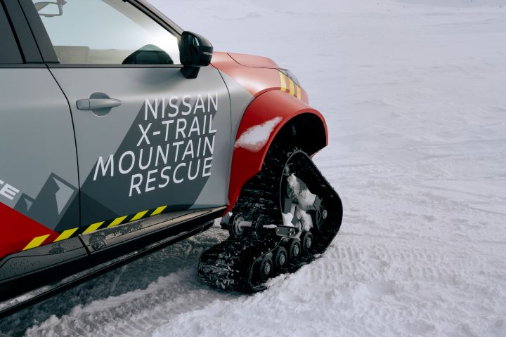 Focus on the right front door of Nissan X‑Trail Mountain Rescue