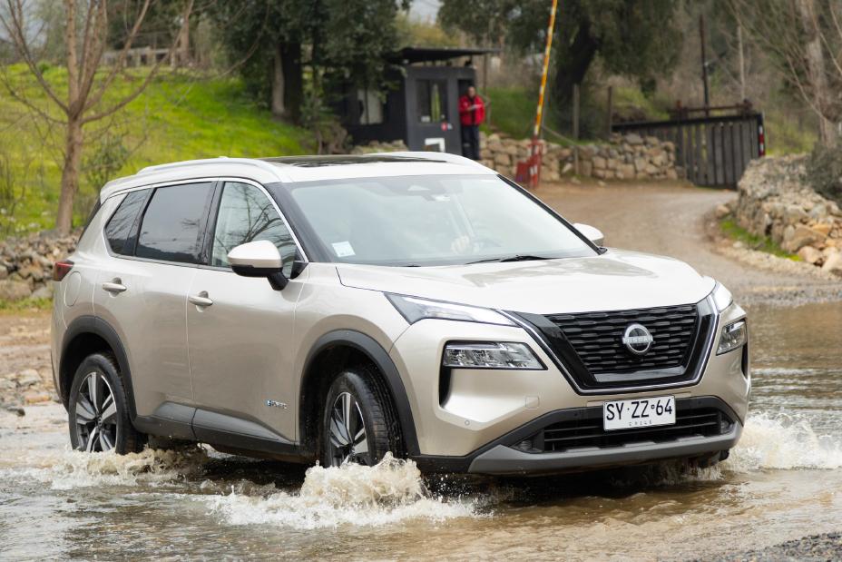 SUV de Nissan cruzando un río