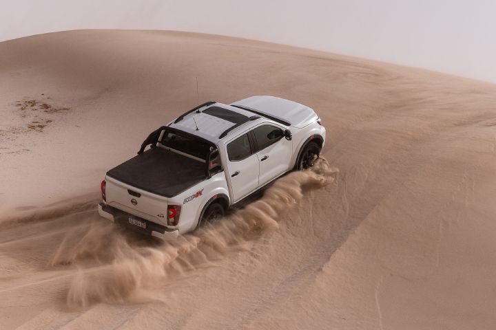 Nissan Frontier subindo uma duna
