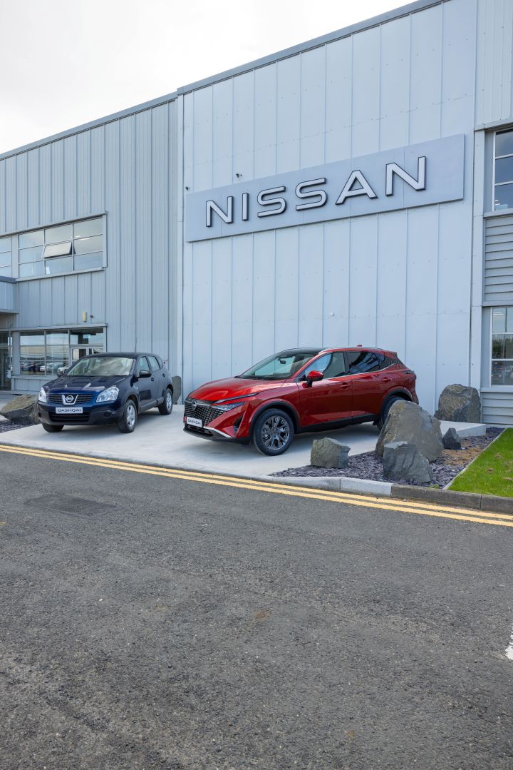 Erste und aktuelle Generation des Nissan Qashqai vor dem Nissan-Werk in Sunderland