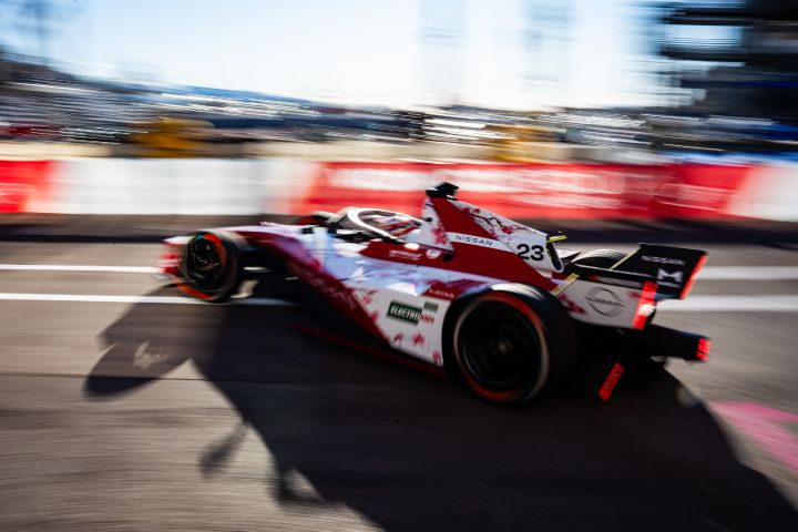 Norman Nato verlässt die Teamgarage im Auto mit der Startnummer 23.