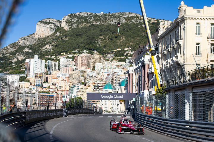 Norman Nato auf der Rennstrecke im Nissan Formula E Rennwagen mit der Startnummer 23, im Hintergrund die Kulisse von Monaco.