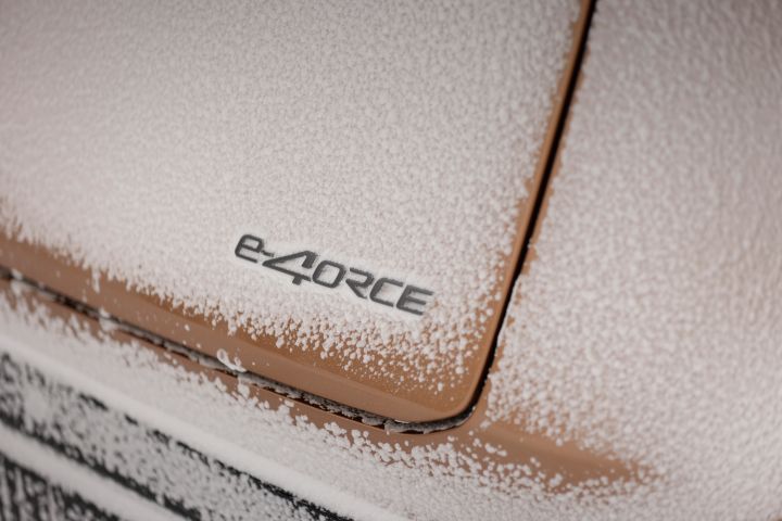 Verschneite Heckansicht mit e‑4ORCE-Schriftzug vom Elektroauto Nissan Ariya e‑4ORCE in Akatsuki Copper