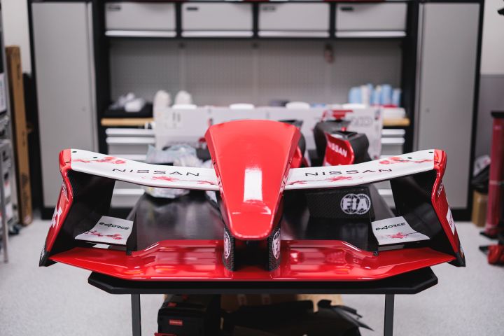 Frontflügel in rot-weiß mit Kirschblüten-Design im Nissan Formel E Headquarter