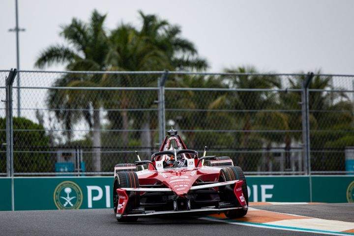 Frontalaufnahme von Norman Nato, der mit seinem Nissan Formula E Rennwagen beim Miami E-Prix über einen Kerb fährt