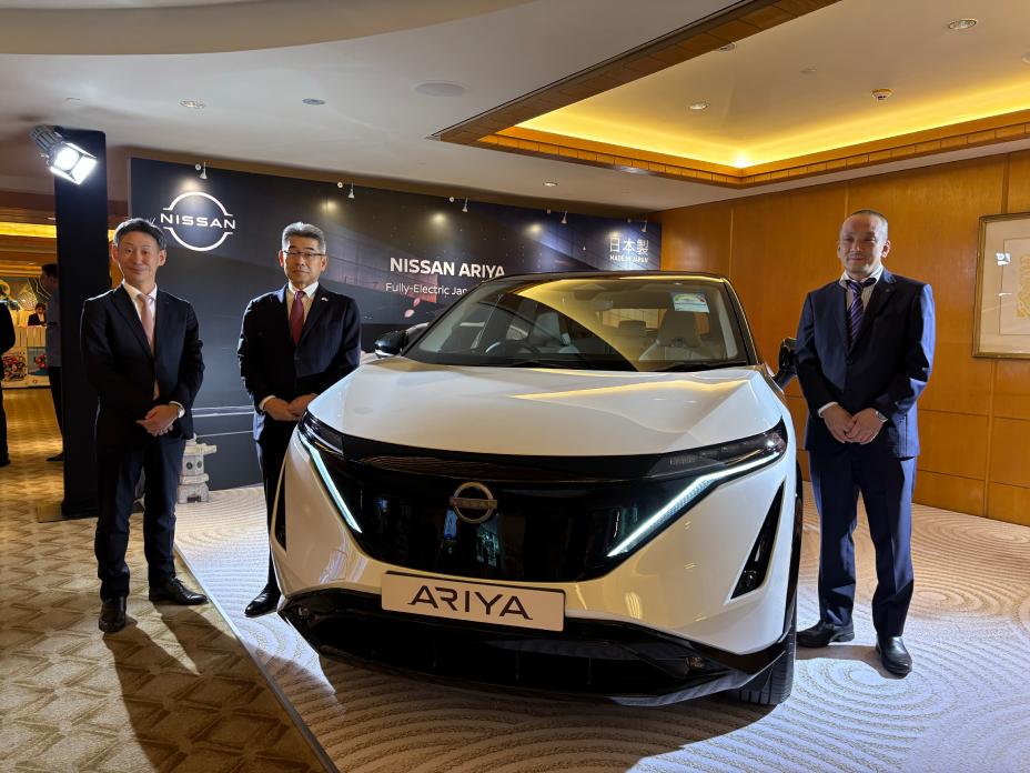 The Ambassador of Japan to Singapore visited the Nissan Ariya displayed at the booth and welcomed by 2 Nissan Executives