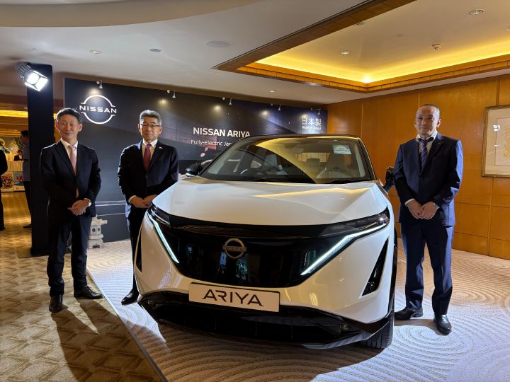 The Ambassador of Japan to Singapore visited the Nissan Ariya displayed at the booth and welcomed by 2 Nissan Executives