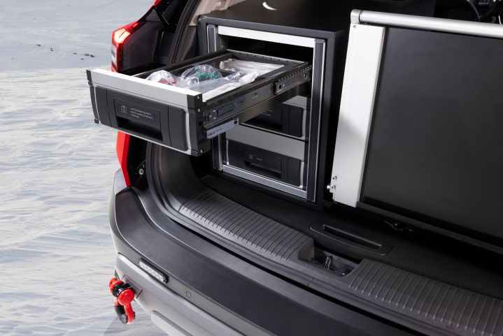 The content of a drawer in the trunk of Nissan X‑Trail Mountain Rescue