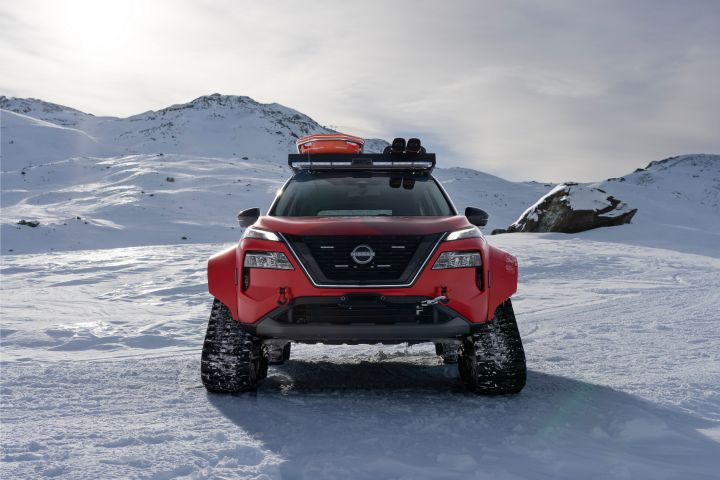 Close up of the Nissan X‑Trail Mountain Rescue facing forward