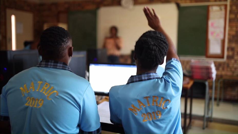 Fotografía de alumnos en clase de escuela.