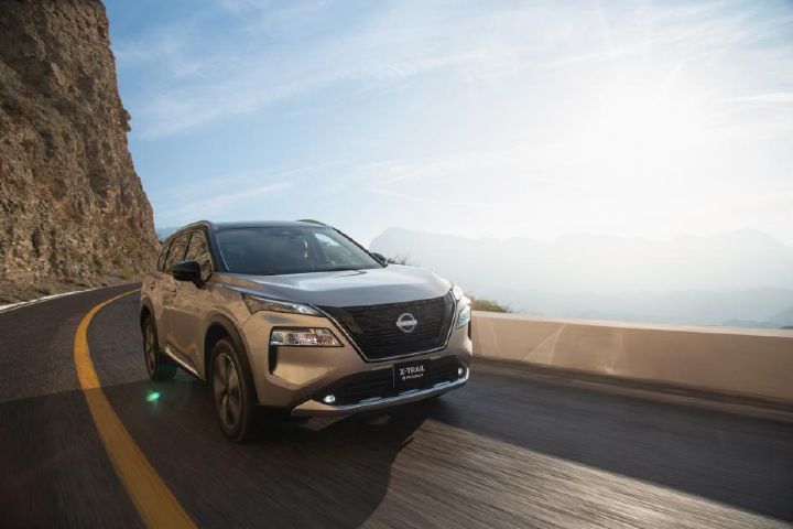 Auto Nissan en carretera