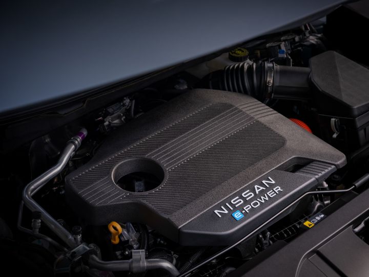 日産の先進e-POWER技術を搭載した新型日産ローグ ハイブリッド。電動モーターによる走行性能と、従来のガソリン車と同様の給油の手軽さを兼ね備えている。