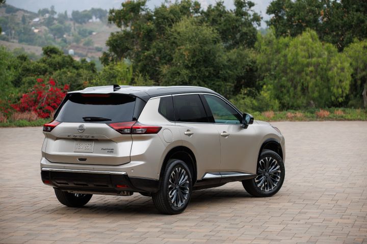 Vue arrière droite d’un Nissan Rogue 2024 stationné.