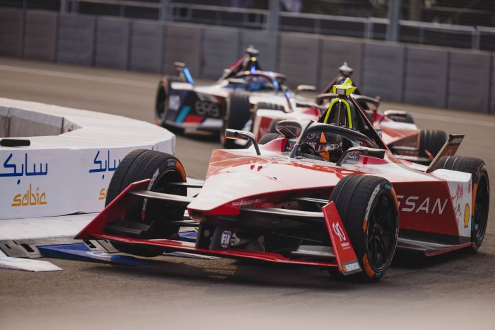 Les voitures Nissan de Formule E au coin de la rue.