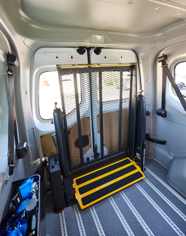 Blick durch das Fahrzeuginnere auf die im Heck aufgerichtete Vorrichtung des Rollstuhllifts im Nissan Interstar-e mit MobiTEC Ausbau