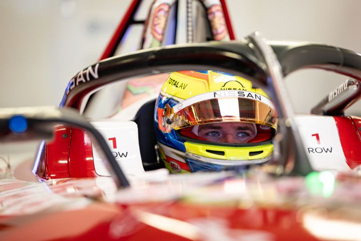 Oliver Rowland in seinem Auto in der Garage.