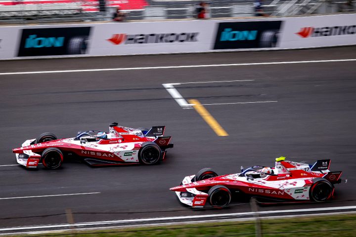Seitenaufnahme von Oliver Rowland im Auto Nr. 23 und Norman Nato im Auto Nr. 17 auf der Rennstrecke während des Shanghai E-Prix.