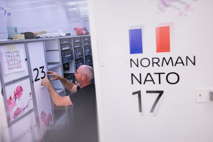 Aufkleber mit Startnummer 17 und dem Fahrernamen Norman Nato im Nissan Formel E Headquarter