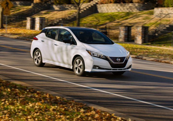 Vue avant droite d’une Nissan LEAF roulant sur la route.