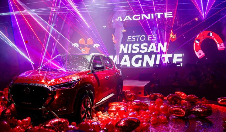 Nissan Magnite rojo con luces en escenario.