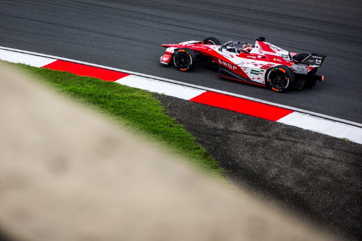 Heck-/Seitenansicht von Norman Nato auf der Rennstrecke im Auto mit der Startnummer 23 während des Shanghai-E-Prix-Wochenendes.