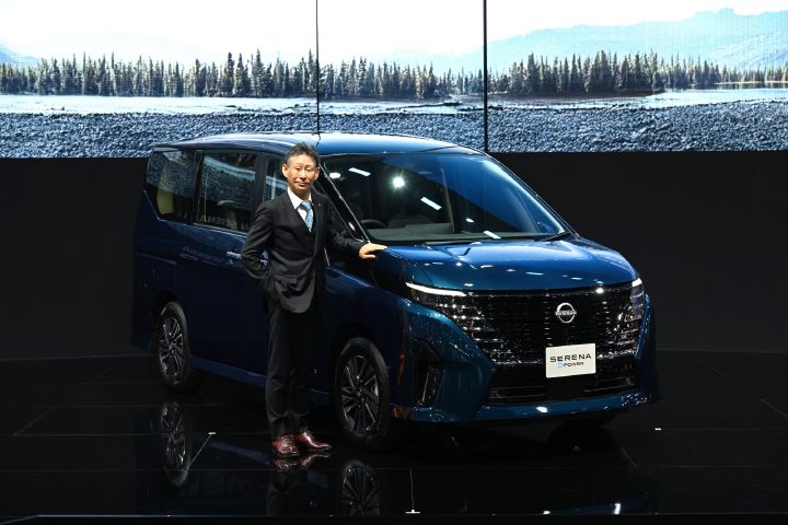 Nissan President posed with the new Serena e‑POWER on the stage