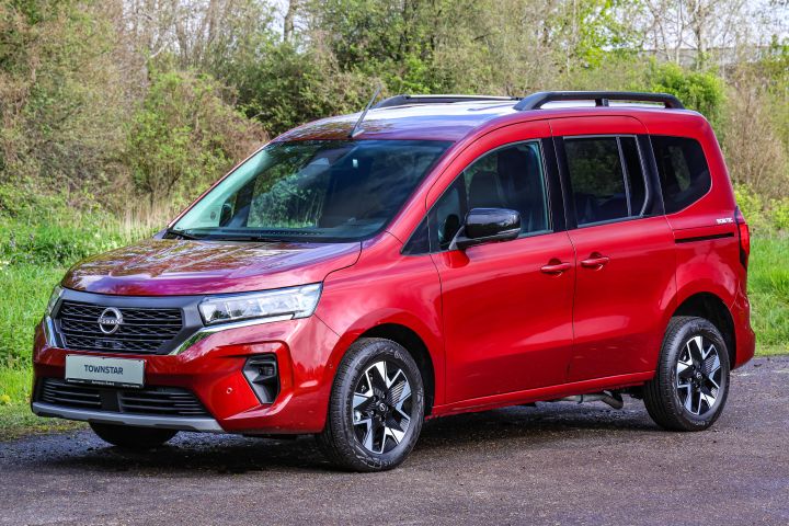 Nissan Townstar Kombi Inklusionstaxi MobiTEC von schräg vorne