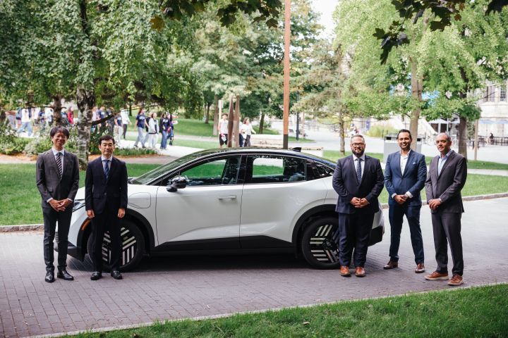 De gauche à droite : Yoshinori Suzue, Directeur Senior, Nissan North America Inc.; Atsushi Teraji, Directeur Général, Laboratoire des Systèmes Électriques, Nissan Motor Corp. Japon ; Chris Scott, Assistant Parlementaire du Ministre de l'Énergie et des Mines, Assemblée législative de l'Ontario ; Abhishek Bhatia, Directeur Senior, Stratégie d'Électrification, Nissan Canada Inc.; Olivier Trescases, Professeur et Directeur, Centre de Recherche sur les Véhicules Électriques de l'Université de Toronto.