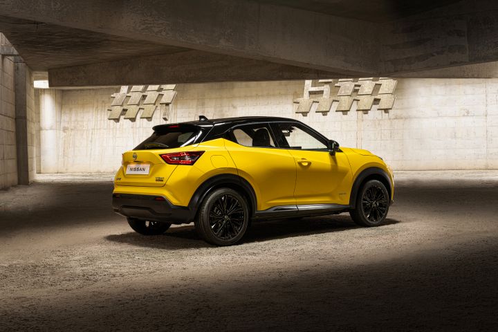 Gelber Nissan Juke 3/4 Heck auf hellem Untergrund
