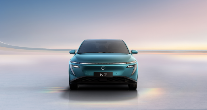 東風日産の緑色の新型セダン電気自動車「N7」の正面図