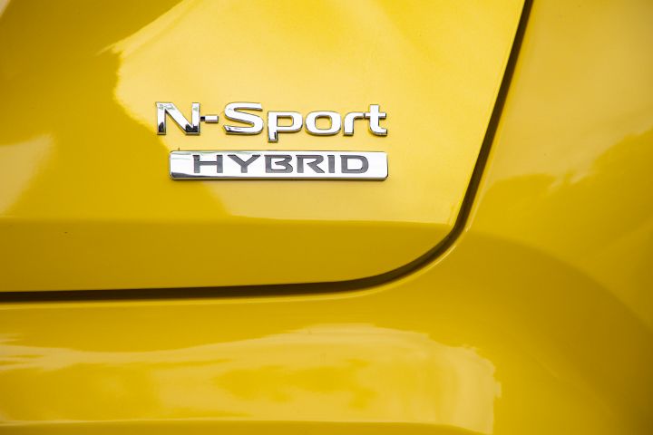 Logotypy N-Sport i Hybrid na tylnej klapie Nissana Juke