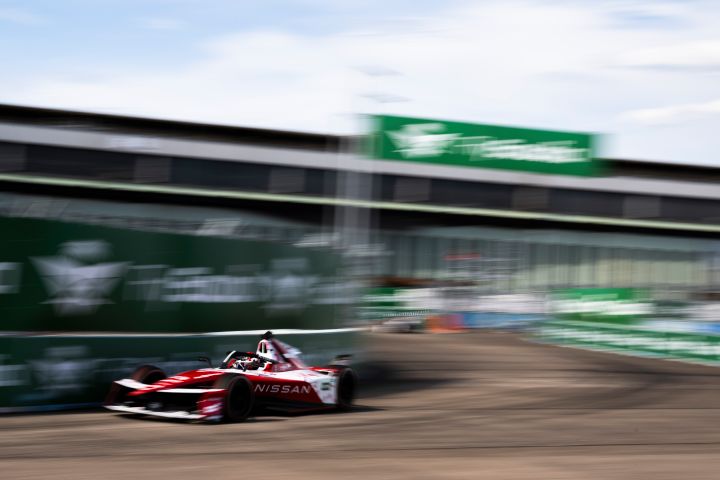 Nissan Formula E Fahrer Norman Nato im Auto mit der Startnummer 23 bei hoher Geschwindigkeit auf der Rennstrecke in Berlin.