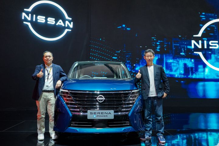 NMDI President and Nissan ASEAN President posing with the new Nissan Serena e‑POWER on the stage