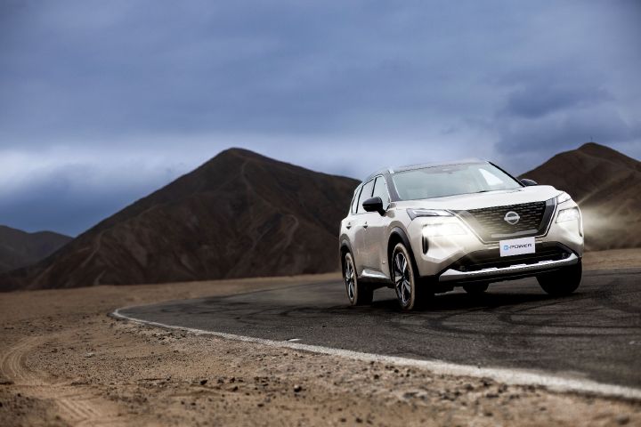Un Nissan X‑Trail e‑POWER en la carretera