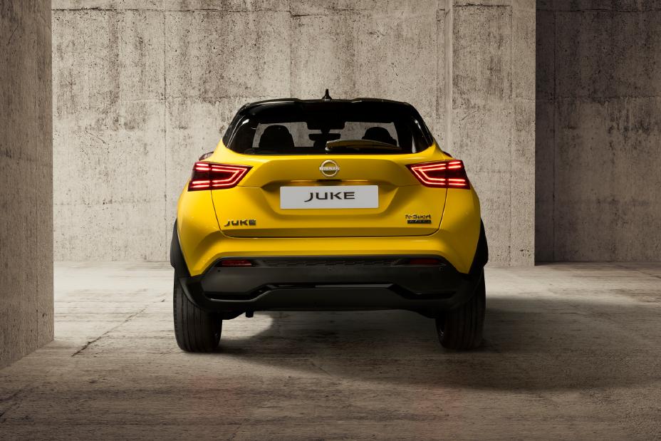 JUKE MC 2024 - Exterior _ iconic yellow body color - N-Sport - full rear view 2