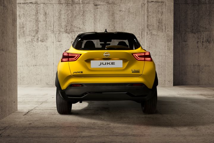JUKE MC 2024 - Exterior _ iconic yellow body color - N-Sport - full rear view 2