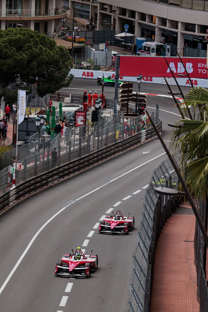 Oliver Rowland und Norman Nato in ihren Nissan Formel E Rennwagen hintereinander auf der Rennstrecke in Monaco
