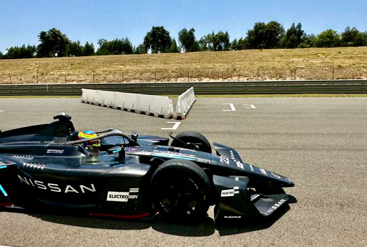 Oliver Rowland auf der Rennstrecke im GEN4-Rennwagen des Nissan Formula E Teams