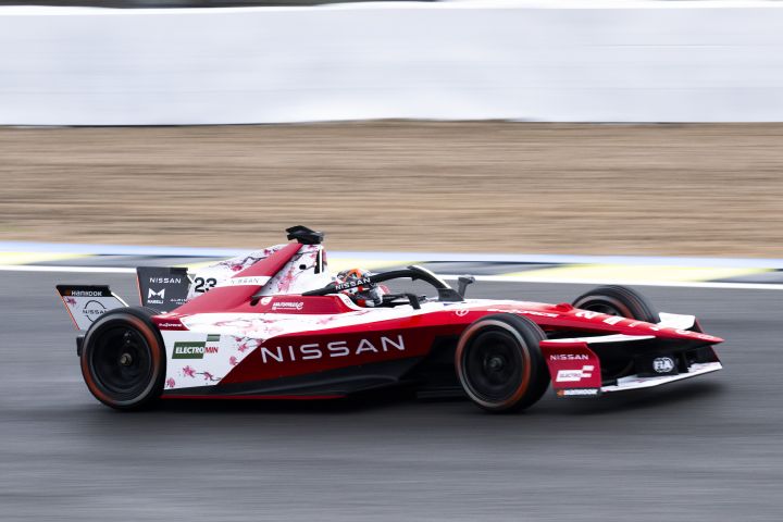 Seitenansicht von Norman Nato auf der Rennstrecke im Nissan Formel E Rennwagen mit der Startnummer 23.