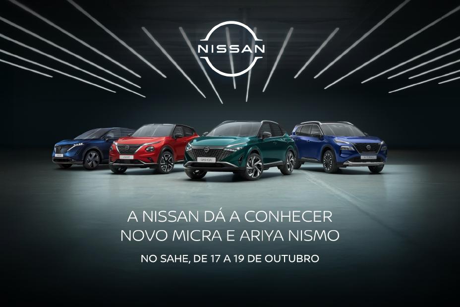 Nissan Qashqai esverdeado no centro, com Nissan X‑Trail azul do lado direto, Nissan Juke vermelho do lado esquerdo e Nissan Ariya Azul numa sala com o símbolo da Nissan em cima