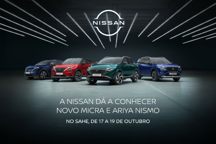 Nissan Qashqai esverdeado no centro, com Nissan X‑Trail azul do lado direto, Nissan Juke vermelho do lado esquerdo e Nissan Ariya Azul numa sala com o símbolo da Nissan em cima
