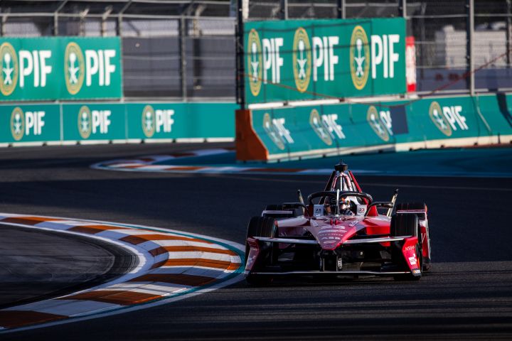 Norman Nato in einer Rechtskurve mit seinem Nissan Formula E Rennwagen beim Miami E-Prix