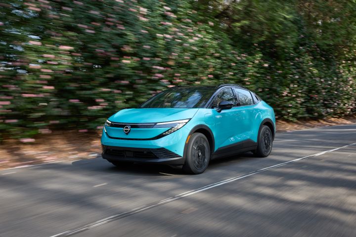 Zupełnie nowy Nissan LEAF zbliża się do zakrętu na zamkniętej drodze.