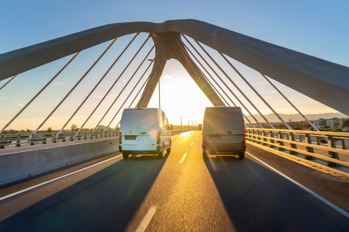 Nissan Interstar och Interstar-e på en bro i solnedgången